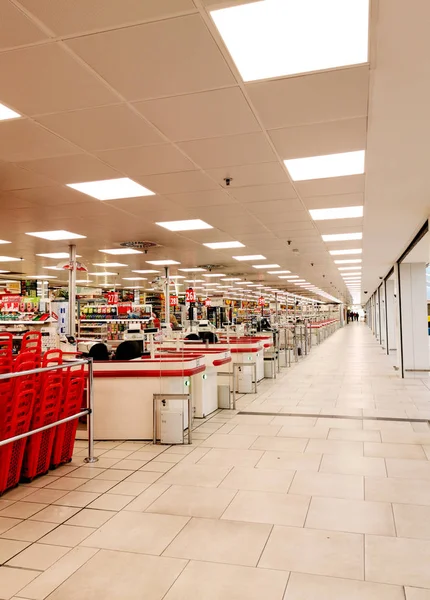 営業時間の早い段階で空のスーパーマーケット — ストック写真