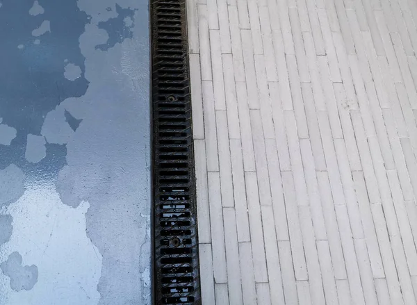 yağmur suyu için ızgara ile metal planter açık ve zemin