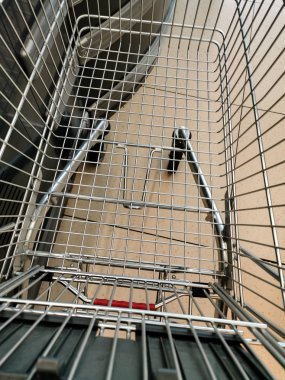 Yukarıdan boş alışveriş arabası