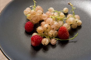 taze tatlı çilek ile siyah çanak