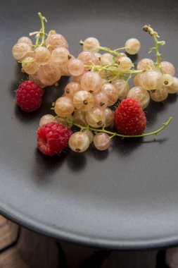 taze tatlı çilek ile siyah çanak