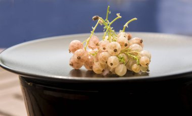 taze tatlı çilek ile siyah çanak