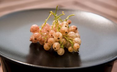 taze tatlı çilek ile siyah çanak