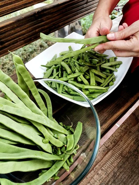 Mani Della Donna Che Tagliano Fagiolini Fare Insalata — Foto Stock