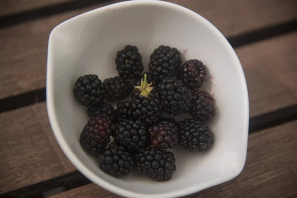 Moras Maduras Tazón Vajilla Blanco —  Fotos de Stock