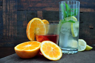 Serinletici içecekler meyveleri ve eski bir ahşap zemin üzerinde otlar ile gözlük