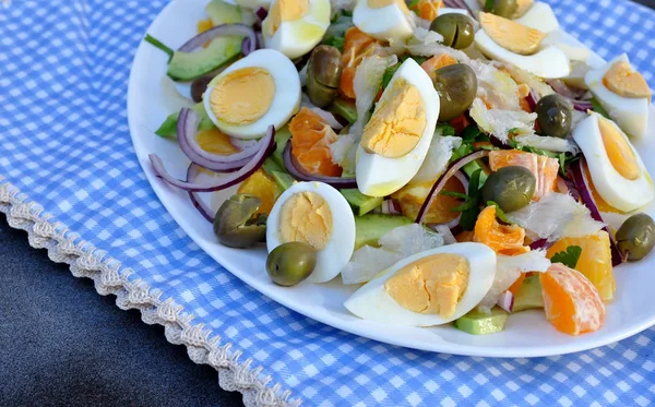 Salada Atum Salgada Com Abacate Laranja Cebola Ovos Cozidos Azeitonas — Fotografia de Stock