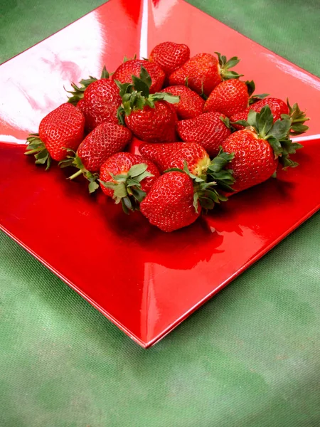 Erdbeeren Einem Roten Tablett — Stockfoto