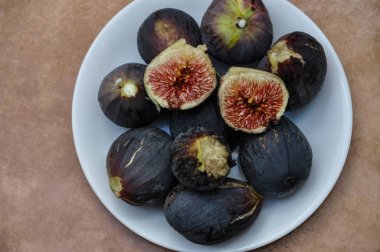 taze incir ile beyaz çanak