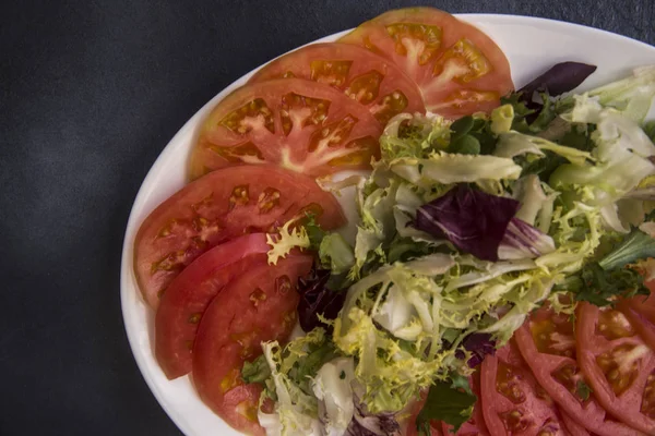 Salada Saborosa Fresca Com Tomates Legumes — Fotografia de Stock