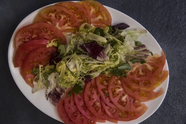 Salada Saborosa Fresca Com Tomates Legumes — Fotografia de Stock