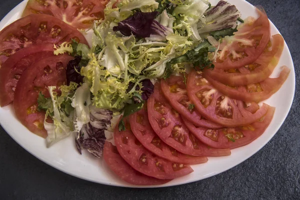 Salada Saborosa Fresca Com Tomates Legumes — Fotografia de Stock