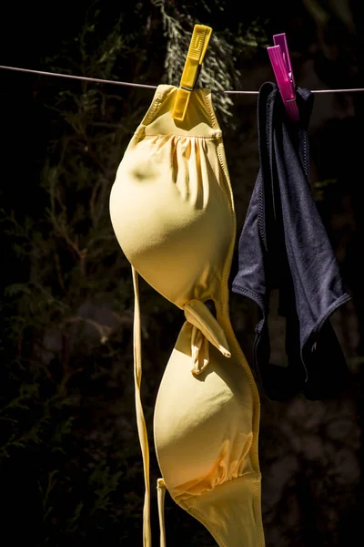 Gul Och Svart Bikini Liggande Solen Torkning — Stockfoto