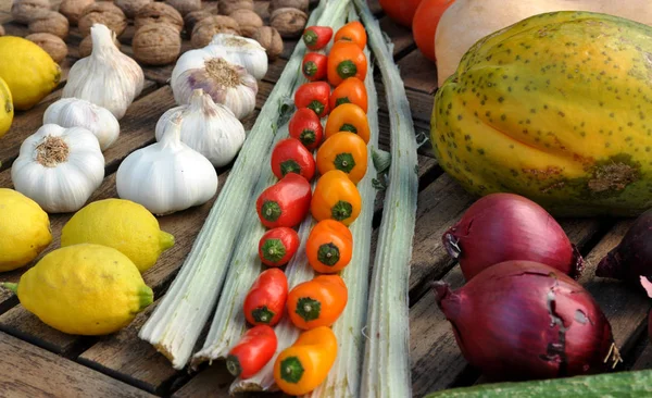 Ряды Разноцветных Фруктов Овощей — стоковое фото