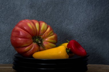 domates ve kırmızı ve sarı organik biber