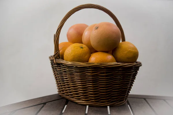 Cesta Mimbre Con Naranjas Pomelos Sobre Fondo Blanco — Foto de Stock