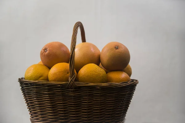 Weidenkorb Mit Orangen Und Grapefruits Auf Weißem Hintergrund — Stockfoto