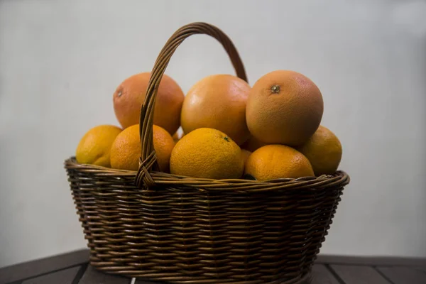 Cesta Mimbre Con Naranjas Pomelos Sobre Fondo Blanco — Foto de Stock