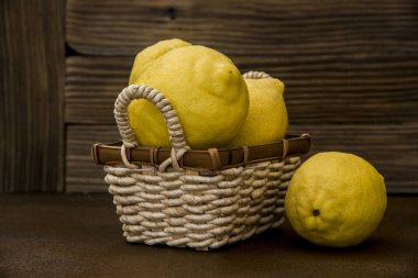 rustik arka plan üzerinde bir hasır sepet içinde limon