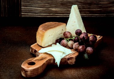 Üzüm ve peynirin tadı öpücük gibi, natürmort