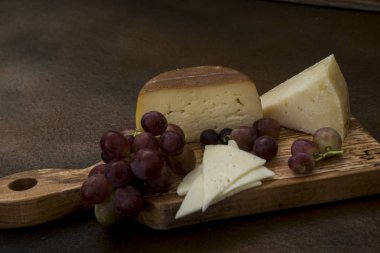 Üzüm ve peynirin tadı öpücük gibi, natürmort