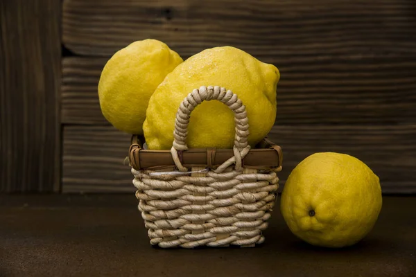 柠檬在柳条篮子在质朴的背景 — 图库照片