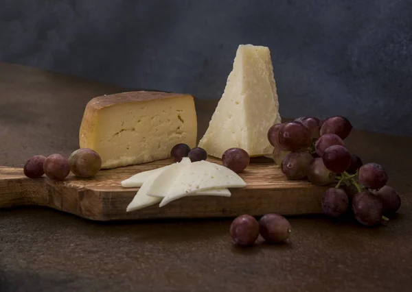 Hrozny Sýr Chutnají Jako Polibek Stále Život — Stock fotografie