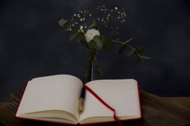 kalem ön planda romantik buket ve not defteri