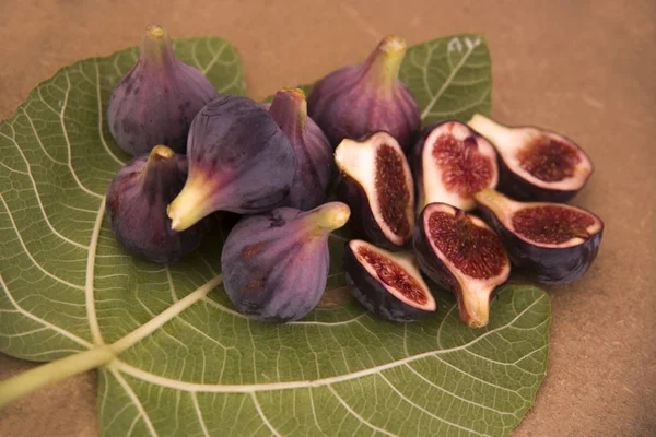 Figos Frescos Inteiros Redução Uma Folha Figo — Fotografia de Stock