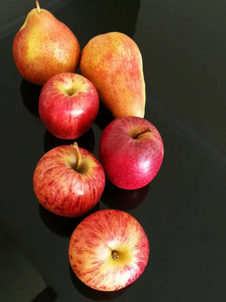 Birnen Und Rote Äpfel — Stockfoto