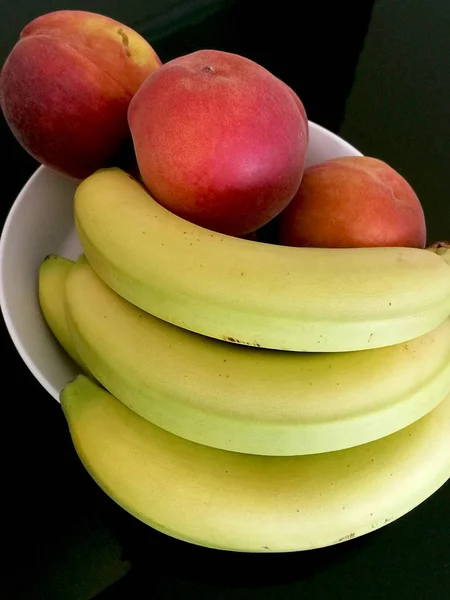 Bananen Und Pfirsiche Auf Einem Teller — Stockfoto