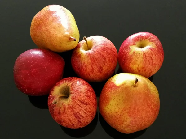 Αχλάδια Και Μήλα Κόκκινα — Φωτογραφία Αρχείου
