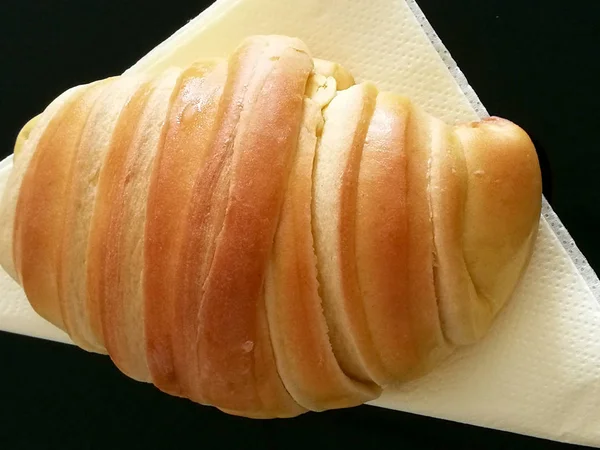 Čerstvý Croissant Snídani Černém — Stock fotografie