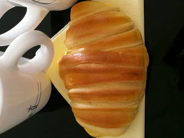 Copo Croissant Fundo Preto — Fotografia de Stock