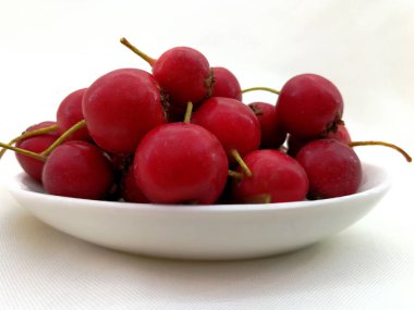 küçük tepsilerde sonbahar meyveleri