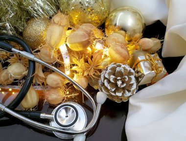 Işıklar ve koni çam ile Tıbbi Noel kartları