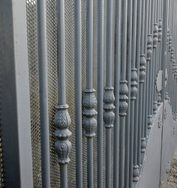 diyagonal çizgide demir çit