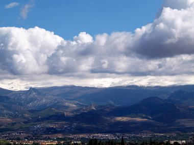 mavi gökyüzünde dağlar ve bulutlar