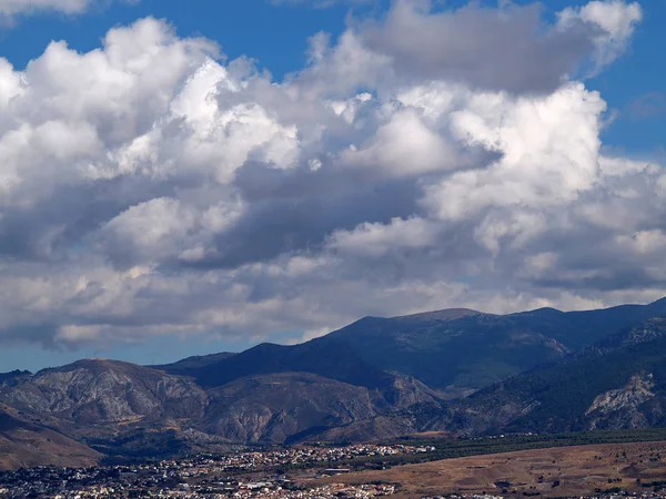 Montañas Nubes Cielo Azul —  Fotos de Stock