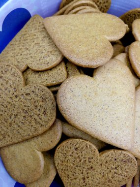 bir kutu içinde bir kalp şekli ile zencefilli kurabiye