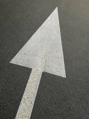 asfalt üzerinde beyaz ok ile işaretler