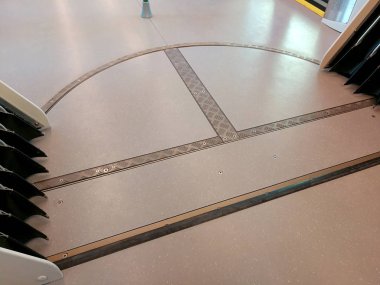 Metro vagonunda döner platform