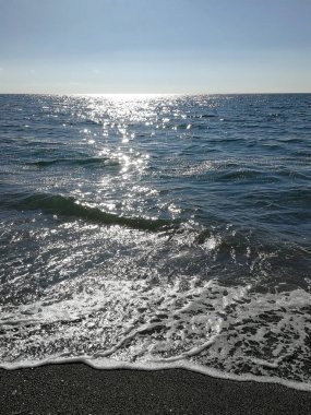 Dalgalar ve metalik renk ile denizbacklight