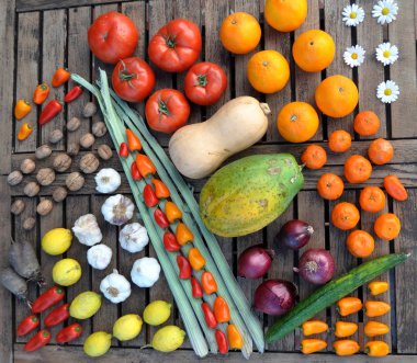 ahşap bir masada çeşitli sebzeler