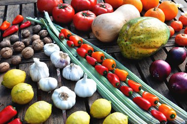 ahşap bir masada çeşitli sebzeler
