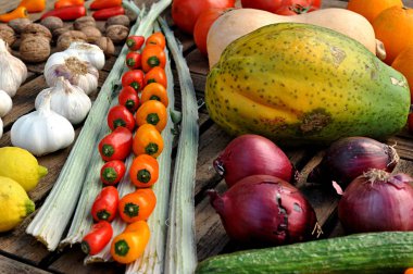 ahşap bir masada çeşitli sebzeler