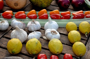 ahşap bir masada çeşitli sebzeler