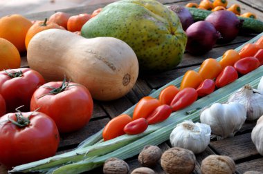 ahşap bir masada çeşitli sebzeler
