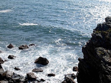 kayalar ve deniz ve dalgalar