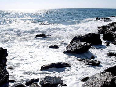 kayalar ve deniz ve dalgalar